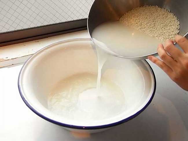 Cách 10: Dùng nước vo gạo và đậu tương