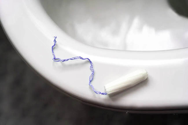 Cách thông bồn cầu bị nghẹt băng vệ sinh tampon nhanh nhất