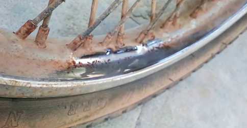 Cách xử lý vết gỉ sét trên vành bánh xe máy