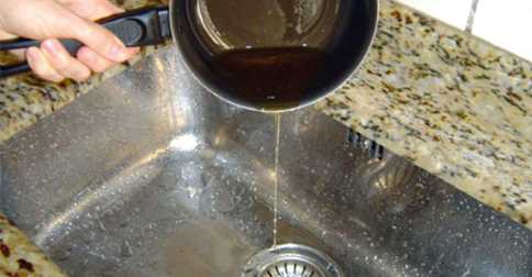 Mẹo làm tan lớp mỡ đọng trong cống thoát nước nhà bếp